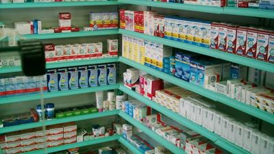  De acordo com os estudiosos, a responsabilidade pela aquisição de medicamentos não é clara, o que prejudica a efetividade da assistência farmacêutica 