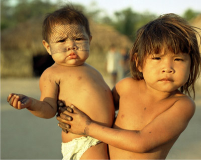  Crianças em aldeia do povo parakanã (Foto: Eletronorte) 