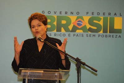  Durante cerimônia, a presidenta Dilma Roussef cumprimentou o presidente da Fiocruz, Paulo Gadelha, e disse que a inauguração do Into e todos os atos que foram assinados nesta sexta caracterizam um momento especial para a saúde pública do país. 