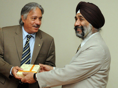  O presidente da Fiocruz, Paulo Gadelha, recebe o ministro de Ciência e Tecnologia da Índia, Inder Singh. 