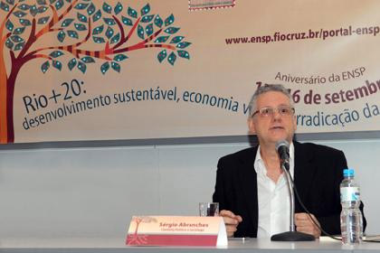  O sociólogo Sergio Abranches durante a palestra na Ensp 