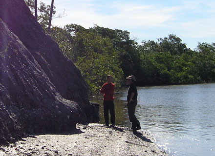  Vista do sítio arqueológico estudado, às margens do Rio Cubatão, em Joinville 