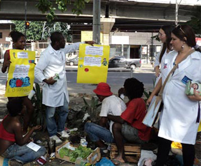  Equipe do Consultório na Rua faz palestra sobre tuberculose, em Manguinhos 