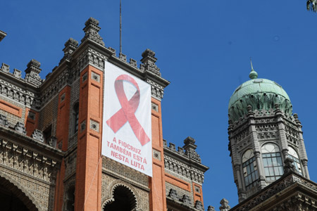  O laço-símbolo da campanha contra a Aids no Castelo da Fiocruz (Foto: Peter Ilicciev) 