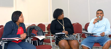  Ludmila Cardoso, Consuelo Nascimento e Preto Zezé durante o debate (Foto: Virginia Damas) 