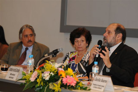 O diretor da Ensp, Antonio Ivo, discursa observado pela ministra Nilcéa Freire e pelo presidente da Fiocruz, Paulo Gadelha (Foto: Virginia Damas) 