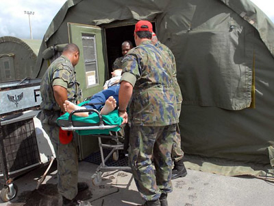  Militares da FAB montam hospital de campanha em Itaipava, na Região Serrana do RJ 