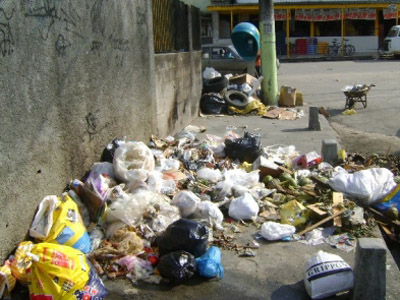  Segundo a pesquisadora, outro grande problema é a falta de educação e consciência das pessoas, que continuam a jogar lixo de todos os tipos no chão e também os depositam em lugares indevidos 