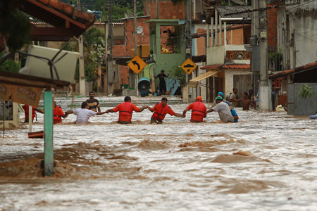  O comportamento dos rios poluídos de Manguinhos e o alto grau de vulnerabilidade da população residente, atendidas por uma infraestrutura urbana inadequada, desenha o caos nos dias de chuva 