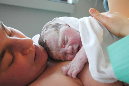  No Brasil são feitos cerca de 3 milhões de nascimentos por ano, sendo que 46,6% são por via cesariana 