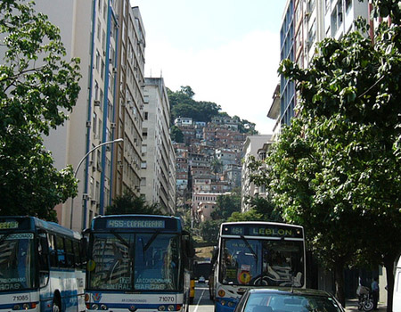 Retrato da cidade partida: o bairro de Copacabana e, ao fundo, a favela Pavão/Pavãozinho 