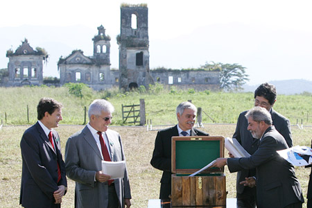  Lula põe documentos na caixa que foi enterrada na Fazenda Macacu, no lançamento da pedra fundamental do Pólo Petroquímico de Itaboraí. A caixa será aberta em 2012 (Foto: Ricardo Stuckert/PR ) 