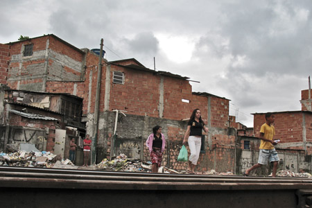  Moradores atravessam a linha ferroviária que passa por dentro do Complexo de Manguinhos 