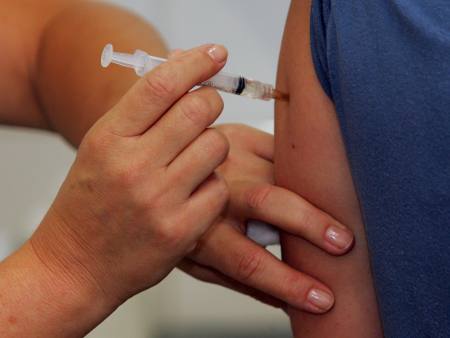  Segundo o autor, a efetividade das vacinas contra febre amarela tem sido aferida indiretamente pelo sucesso das ações de vacinação no controle da doença em muitos países 