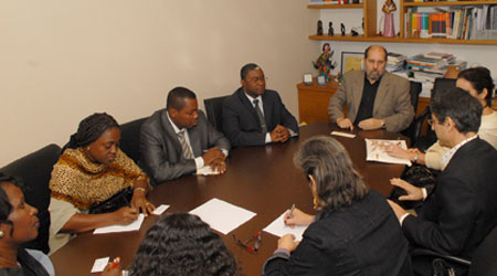  O diretor da Ensp, Antonio Ivo (ao fundo), recebe a comitiva de São Tomé e Príncipe (Foto: Virginia Damas) 