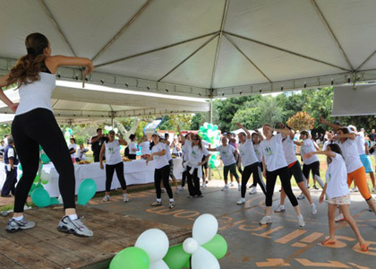  Mulheres e crianças aproveitam o Dia Internacional da Mulher para praticar exercícios com orientação profissional (Foto: Antonio Cruz/ABr) 