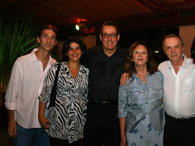  Mario com a esposa Suzana ao lado, o filho e a nora (à direita) e Rômulo Maciel 