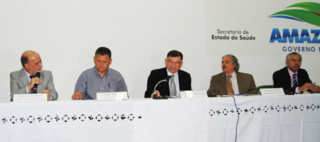  O diretor da Fiocruz Amazônia, Roberto Sena Rocha (à esq), faz apresentação na abertura do evento 
