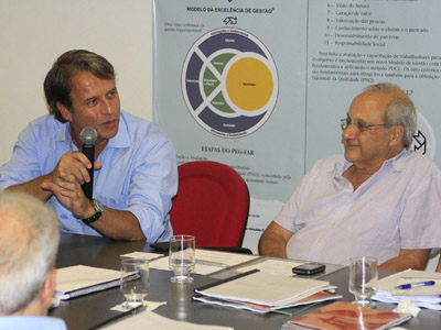  Sergio Frangioni (à esq), da Blanver, e Eduardo Costa celebram o registro 