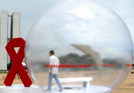  No Dia Mundial de Luta contra a Aids, jovem permanece dentro de uma bolha, na Praça dos Três Poderes, para chamar a atenção sobre a exclusão vivida pelos portadores do vírus HIV (Foto: Antonio Cruz/ABr) 