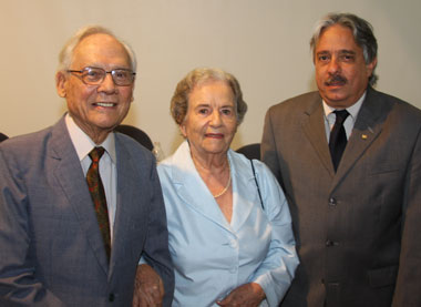  Os pesquisadores Zilton e Sonia Andrade ao lado do presidente da Fiocruz, Paulo Gadelha 