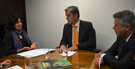  A vice-presidente Nisia Trindade, o diretor da Fiocruz Brasília, Gerson Penna, e o senador Rodrigo Rollemberg na reunião 
