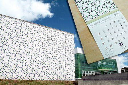  Na montagem, a fachada do auditório, com o painel de Athos Bulcão (à esquerda), o prédio da Fiocruz Brasília (à direita) e o calendário 
