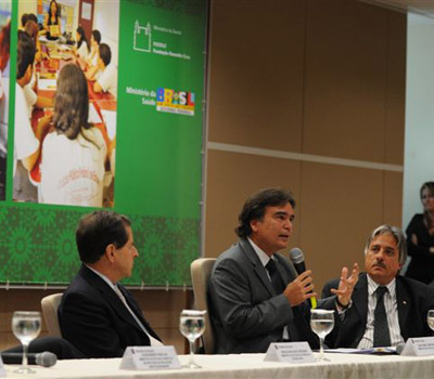  O ministro José Temporão discursa, ao lado do ministro Sérgio Rezende e do presidente da Fiocruz, Paulo Gadelha (Foto: Peter Ilicciev) 