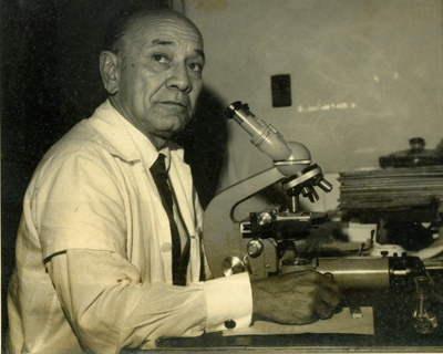  Em seu laboratório na década de 1970, o médico do Instituto Oswaldo Cruz, Felipe Nery Guimarães, pioneiro dos testes com penicilina aplicada à bouba no Brasil. Foto: acervo da família Nery Guimarães. 