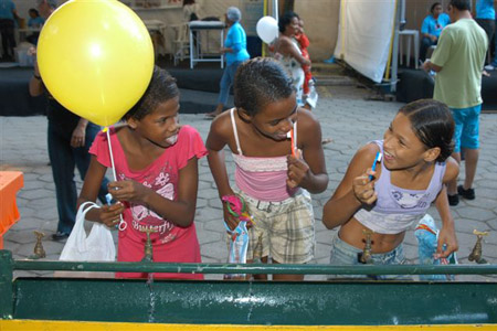  Crianças aprendem a escovar corretamente os dentes em evento na Fiocruz (Foto: Peter Ilicciev) 