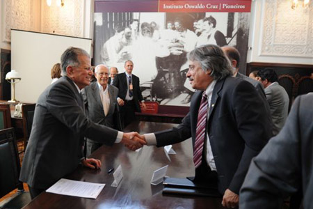  O presidente do Libbs, Alcebíades de Mendonça Athayde, e o presidente da Fiocruz, Paulo Gadelha, na assinatura do contrato (Foto: Peter Ilicciev) 