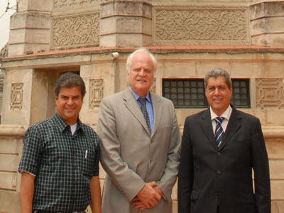  O presidente da Fiocruz, Paulo Buss (ao centro) recebe o prefeito de Campo Grande, Nelson Trad Filho (à esq), e o governador do MS, André Puccinelli, na visita ao Castelo da Fundação (Foto: Virginia Damas) 