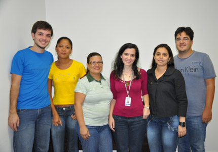  Na foto, o grupo de trabalho coordenado pela pesquisadora Silvane Murta (de vermelho) 