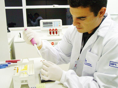  Calzavara: O objetivo é desenvolver um <EM>kit</EM> prognóstico para a dengue hemorrágica (Foto: Fabíola Tavares) 