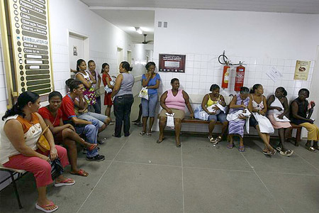  Sala de espera em posto de saúde de Salvador (Foto: A Tarde) 