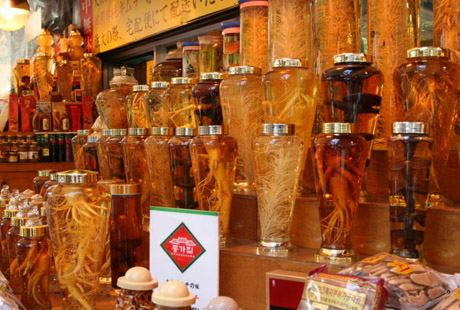  Comércio de ginseng em um mercado popular da Coréia do Sul (Fotos: Wikipedia) 