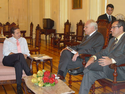  O governador Eduardo Campos, Paulo Buss e o diretor da Fiocruz em Pernambuco, Romulo Maciel Filho, em reunião ocorrida em março, no Recife (Foto: Paula Lourenço) 