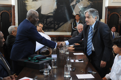  Aperto de mãos entre os presidentes de Moçambique, Armando Emílio Guebuza, e da Fiocruz, Paulo Gadelha, em julho de 2009, celebrou uma aproximação dos dois países na saúde (Foto: Peter Ilicciev/CCS) 