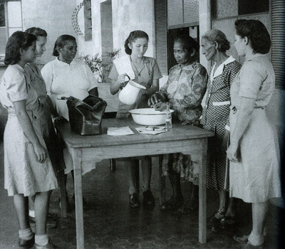  Demonstração às parteiras, no curso para visitadoras sanitárias, em Santarém (PA), nos anos 40 