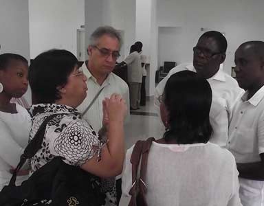  Maria de Fátima Martins e Umberto Trigueiros em conversa na Biblioteca Central da Universidade Eduardo Mondlane, em Maputo 