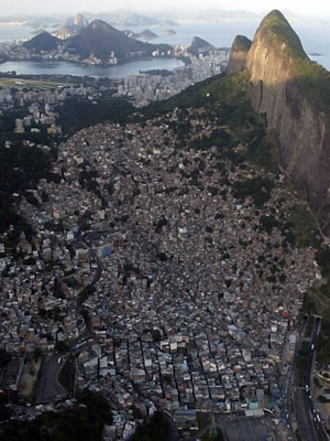  Vista aérea da favela da Rocinha 