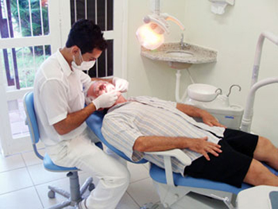  A pesquisa, publicada em revista científica da Fiocruz, apontou que a autopercepção de não necessitar de tratamento odontológico aumentou em 1,27 a chance de perda dentária. 