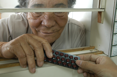  Os idosos são, possivelmente, o grupo etário mais medicalizado na sociedade, devido ao aumento de prevalência de doenças crônicas com a idade (Foto: Peter Ilicciev) 