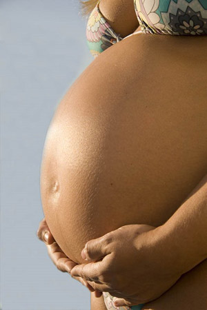  Cerca de 10% das gestações tem incompatibilidade Rh (D) materno-fetal e, entre estas, 5% apresentam aloimunização, sendo a sensibilização muito rara durante a primeira gravidez 