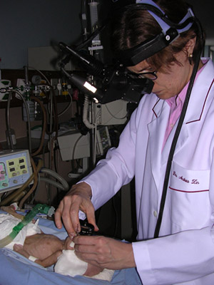  O mapeamento de retina, realizado em recém-nascidos prematuros de muito baixo peso, é utilizado no diagnóstico da retinopatia da prematuridade, doença que pode levar à cegueira 