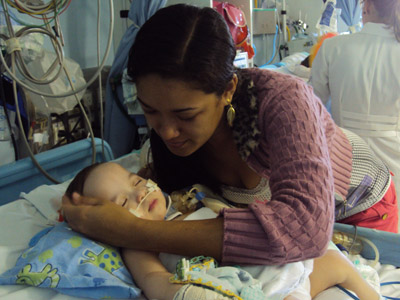  Simone Vitorino, mãe de Yoham, de 1 ano, ajuda no cuidado com o filho, internado na Unidade Intermediária (UI) 