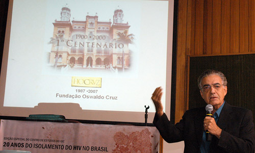  Galvão dá palestra no evento que lembrou os 20 anos do isolamento do HIV no Brasil (Foto: Peter Ilicciev) 