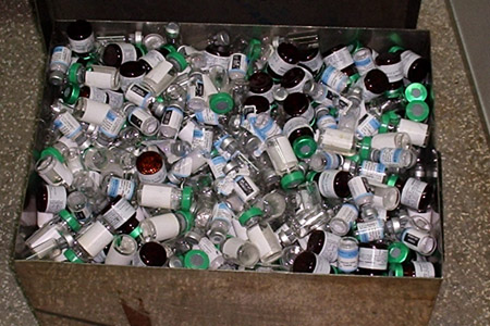  Embalagens para reciclagem estocadas para tratamento de biossegurança (Foto: Janete Duarte) 