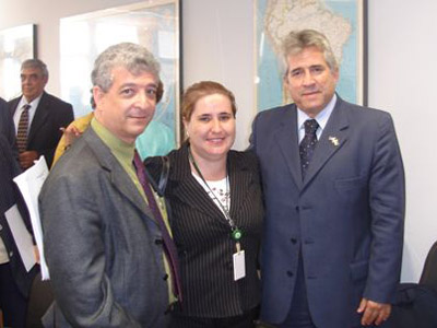  O vice-diretor do INCQS, Eduardo Leal (à esquerda), ao lado de Julia Helida Costa e Eddisel Rosário 