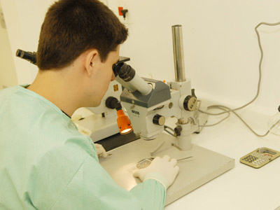  O biólogo Arnon Jurberg observa em microscópio o material coletado no experimento 